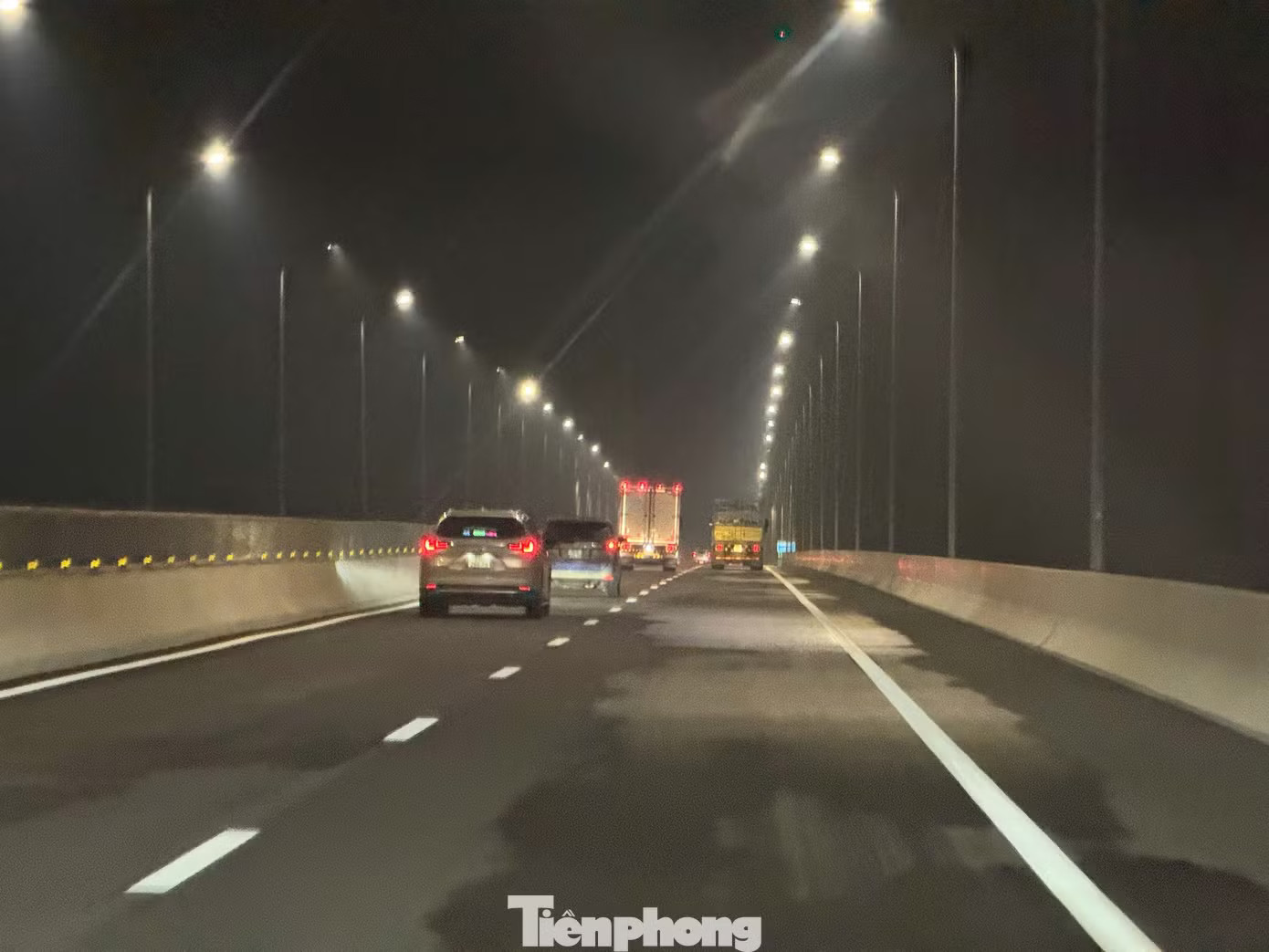 Dòng xe nối đuôi 'mở hàng' cao tốc Bến Lức - Long Thành thông toàn tuyến - Ảnh 1.