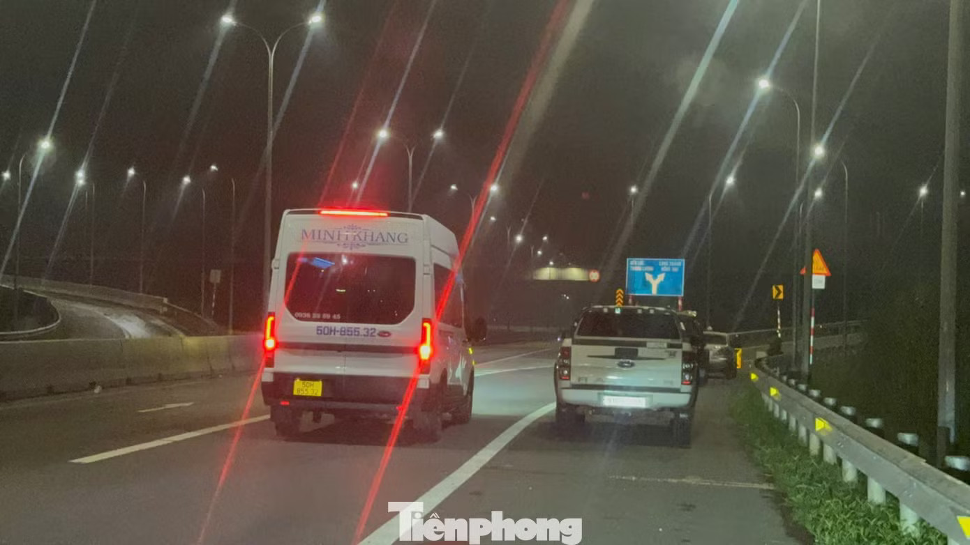 Dòng xe nối đuôi 'mở hàng' cao tốc Bến Lức - Long Thành thông toàn tuyến - Ảnh 9.