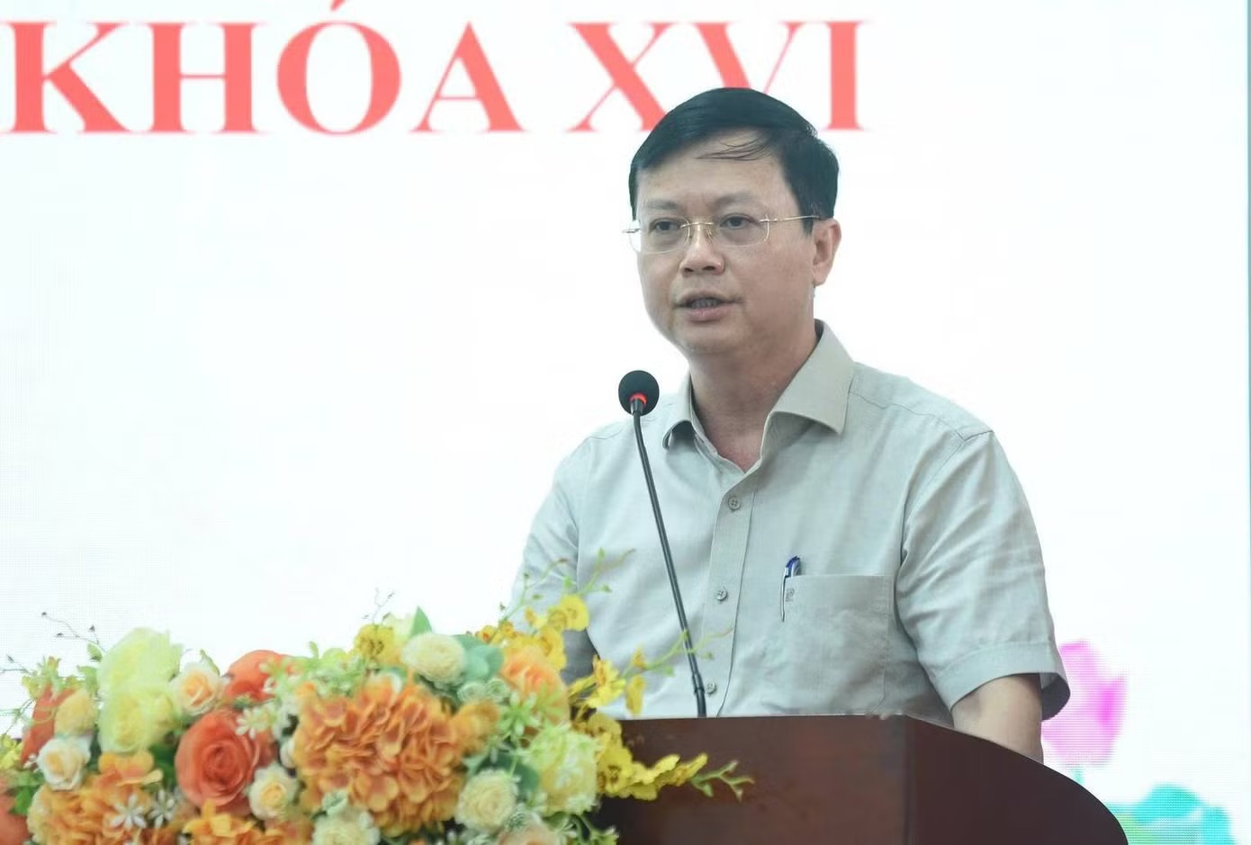 Giám đốc Sở GD&ĐT TP Hà Nội Nguyễn Văn Hiền thông tin với cử tri. Ảnh: T.A. Giám đốc Sở Giáo dục Hà Nội: Việc tổ chức suất ăn bán trú đang ổn định hơn - Ảnh 2.