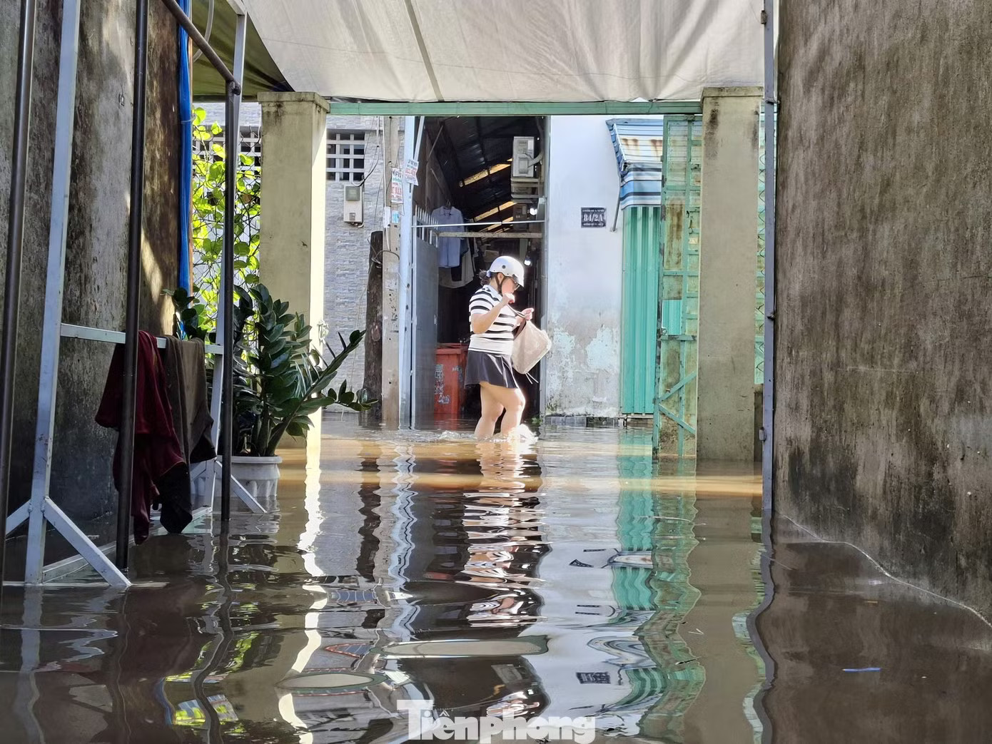 Hàng trăm nhà dân ở TPHCM ngập từ đêm đến sáng: 'Nước dâng nhanh, chỉ chưa đầy nửa giờ đã tràn vào' - Ảnh 2.