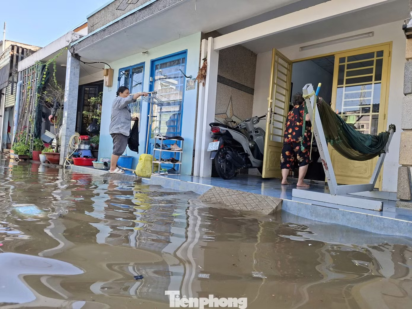 Hàng trăm nhà dân ở TPHCM ngập từ đêm đến sáng: 'Nước dâng nhanh, chỉ chưa đầy nửa giờ đã tràn vào' - Ảnh 11.