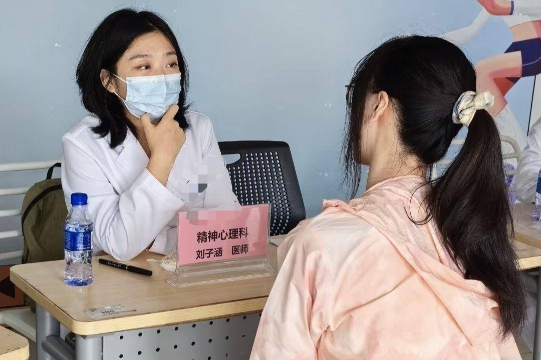 Liu Zihan tư vấn cho bệnh nhân ở thành phố Chu Hải (Trung Quốc) năm 2025. Ảnh- Jimu News.
