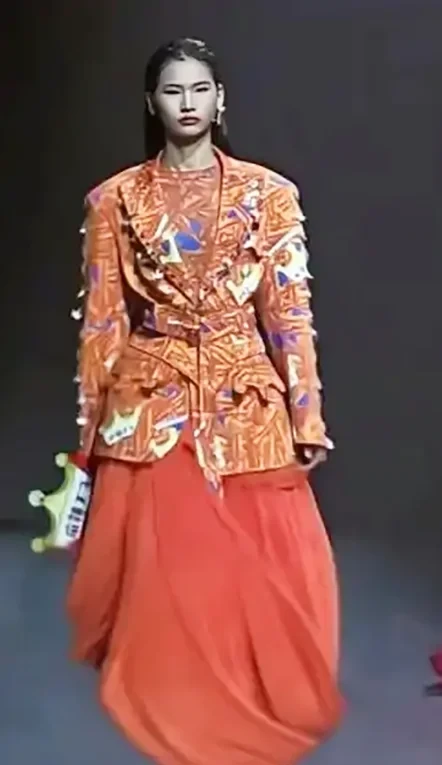 Leng có màn catwalk trên sàn diễn taiij sự kiện SS26 Fashion Source ở Thâm Quyến. Ảnh. Baidu
