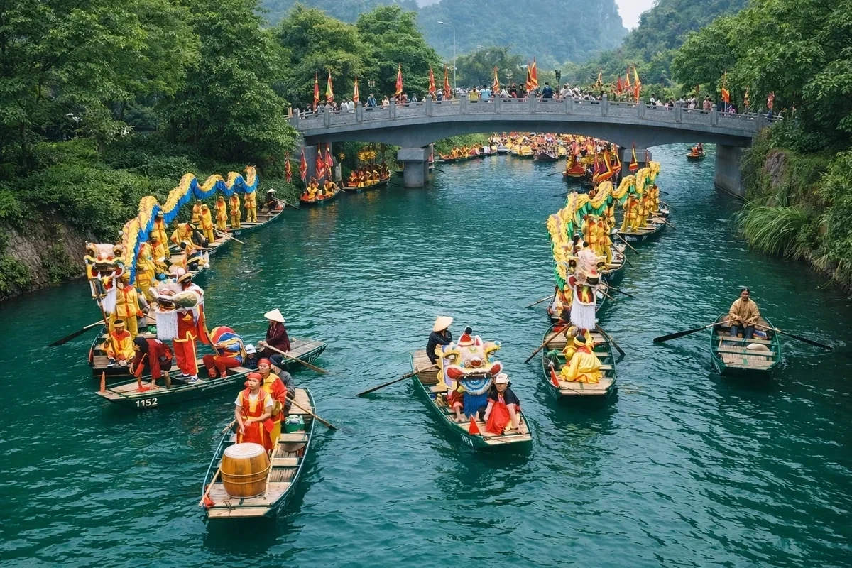 Lễ hội Tràng An - một trong những lễ hội truyền thống độc đáo của Ninh Bình diễn ra trong không gian của những thung nước trong xanh. Ảnh: Sở VHTTDL Ninh Bình.