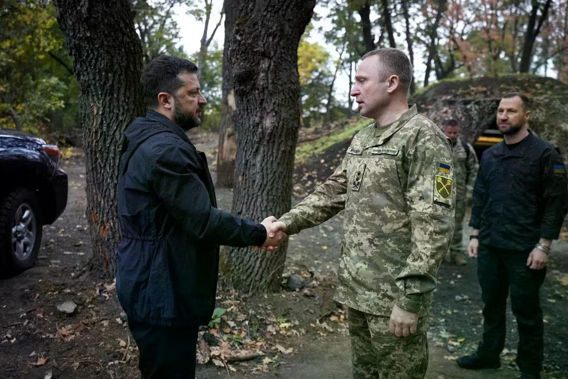Tổng thống Ukraine Volodymyr Zelensky đến thăm các binh sĩ tại tiền tuyến gần Lyman ngày 30/9. Ông được chào đón bởi Tổng tư lệnh các Lực lượng Vũ trang Ukraine Mykhailo Drapaty (giữa) và Bộ trưởng Quốc phòng Ukraine Yevgeniy Khmara (phải). (Ảnh: Reuters) Tổng thống Ukraine thị sát lực lượng ở 'chảo lửa' Donetsk - Ảnh 1.