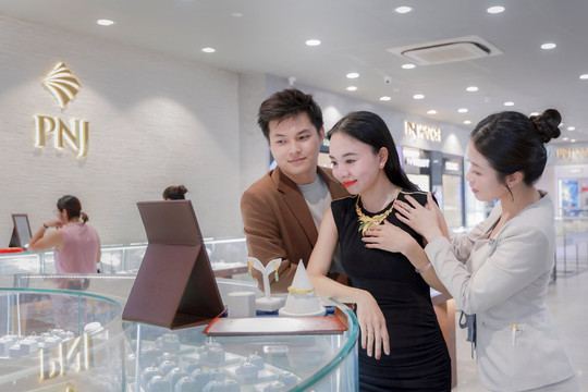 Cổ phiếu PNJ về đáy 9 năm: 5.500 tỷ dự kiến huy động từ nhà đầu tư chưa về, 4.300 tỷ vốn hóa đã 'đội nón ra đi'