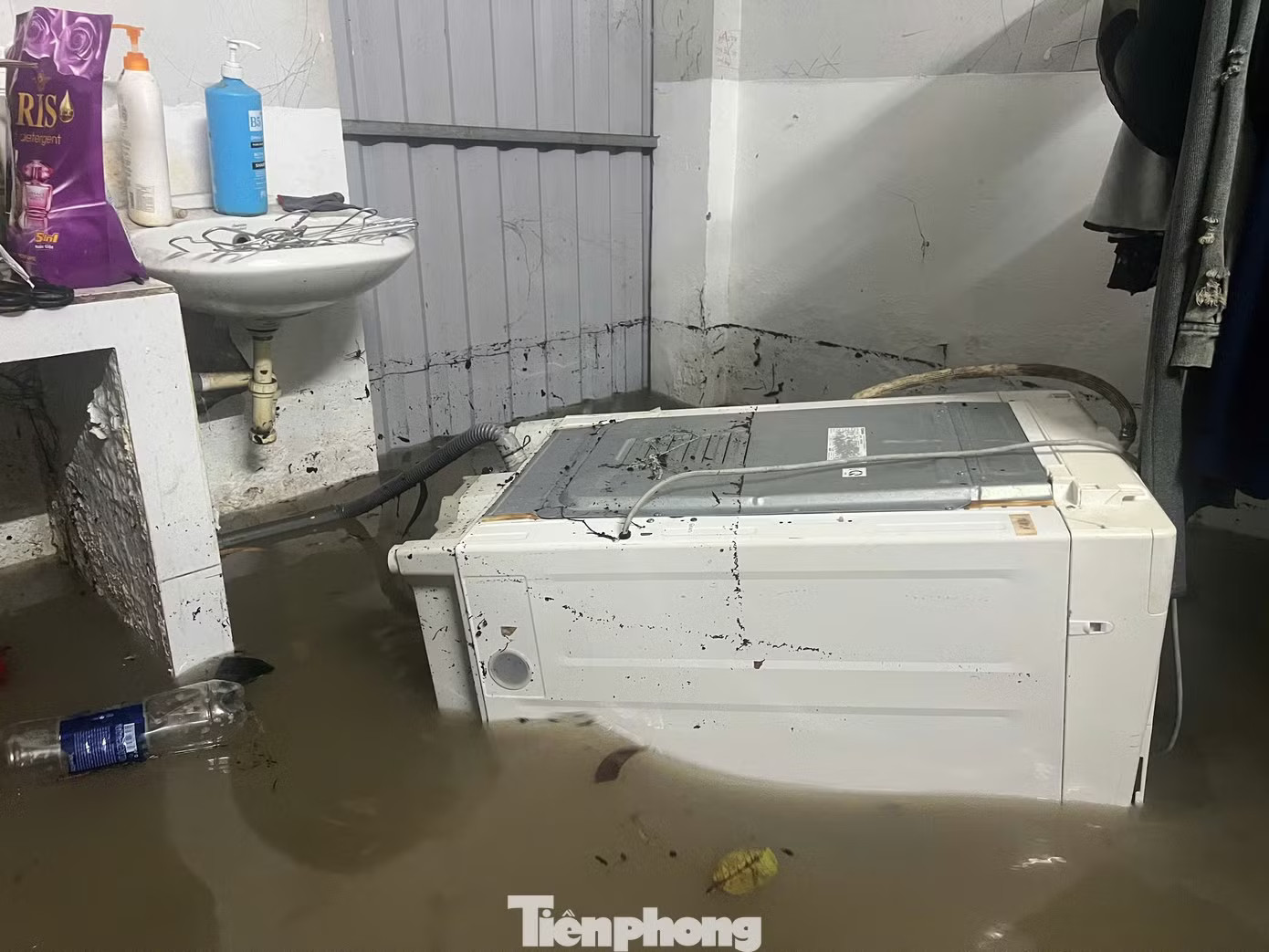 Hàng trăm nhà dân ở TPHCM ngập từ đêm đến sáng: 'Nước dâng nhanh, chỉ chưa đầy nửa giờ đã tràn vào' - Ảnh 5.