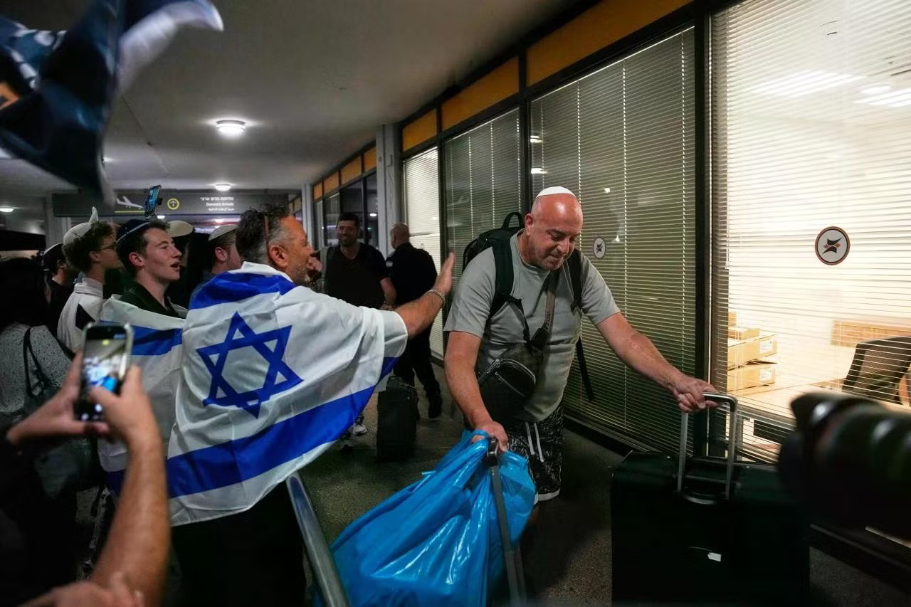 Các hành khách trên chuyến bay gặp nạn được đưa về Israel. (Ảnh: AP) Viên phi công anh dũng cứu hàng trăm người trên chuyến bay Flydubai bị không tặc - Ảnh 2.