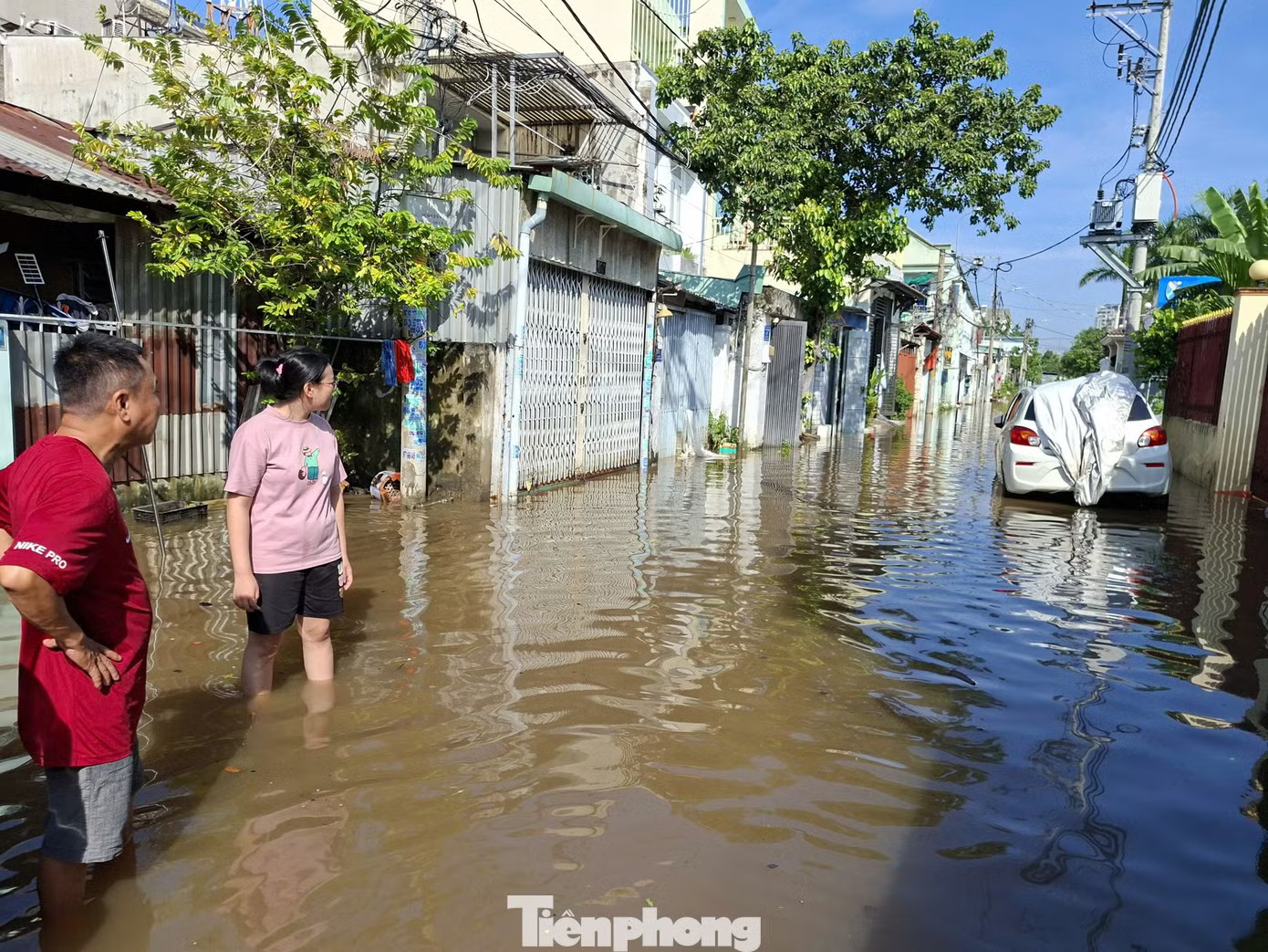 Hàng trăm nhà dân ở TPHCM ngập từ đêm đến sáng: 'Nước dâng nhanh, chỉ chưa đầy nửa giờ đã tràn vào' - Ảnh 8.