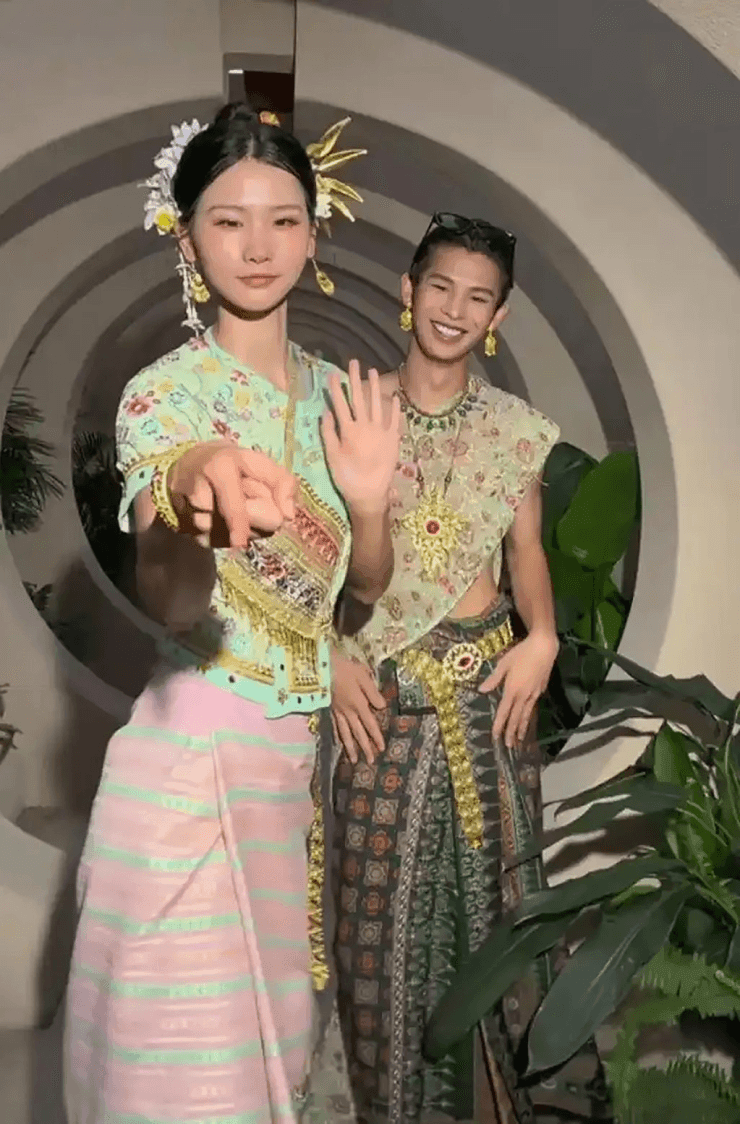 Cô còn được biết đến trên mạng với biệt danh “Chaoren Leng”, có nghĩa là “Siêu nhân Leng”.