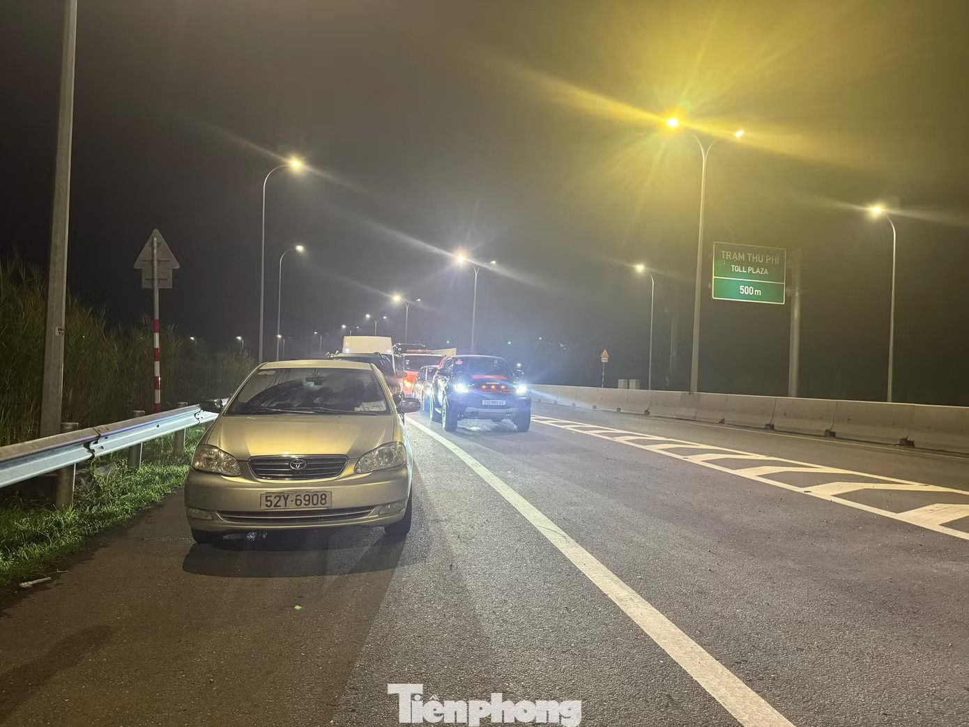 Dòng xe nối đuôi 'mở hàng' cao tốc Bến Lức - Long Thành thông toàn tuyến - Ảnh 5.