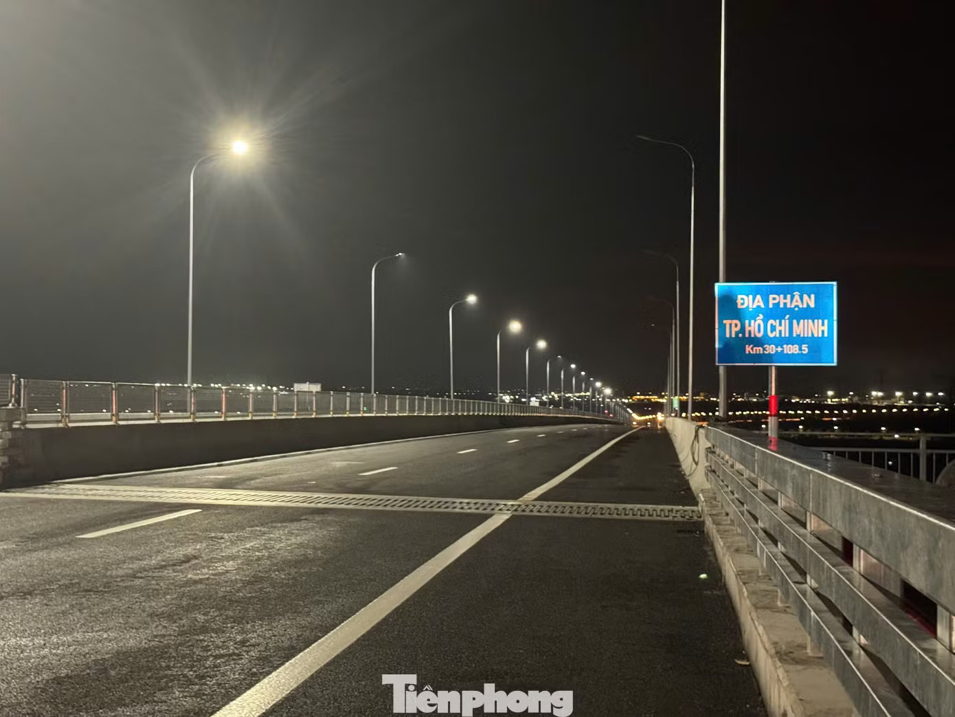 Dòng xe nối đuôi 'mở hàng' cao tốc Bến Lức - Long Thành thông toàn tuyến - Ảnh 10.