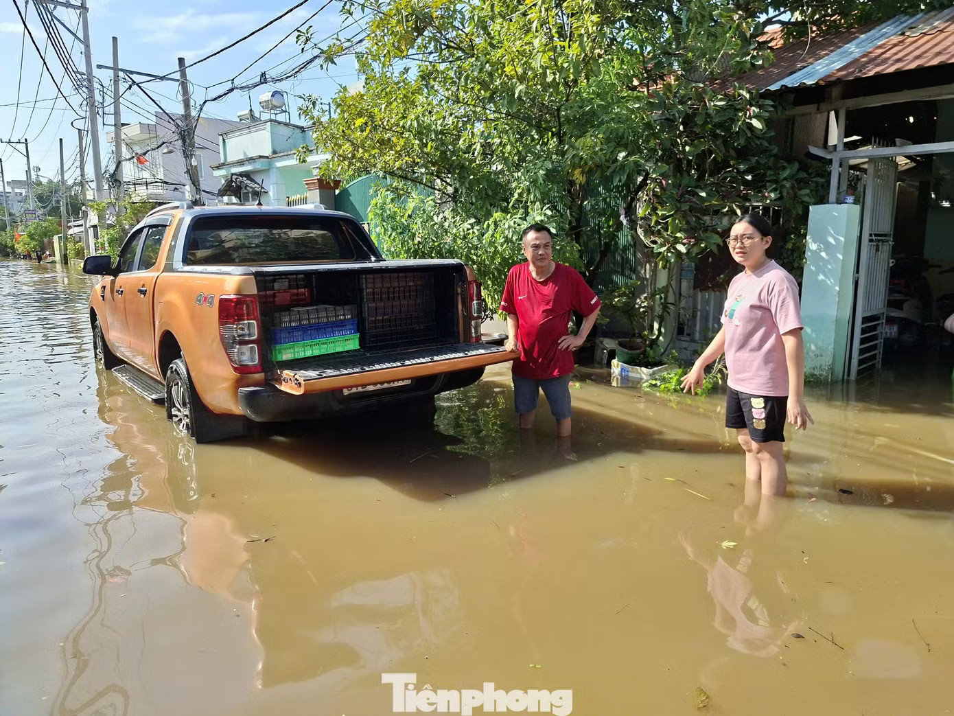 Hàng trăm nhà dân ở TPHCM ngập từ đêm đến sáng: 'Nước dâng nhanh, chỉ chưa đầy nửa giờ đã tràn vào' - Ảnh 7.