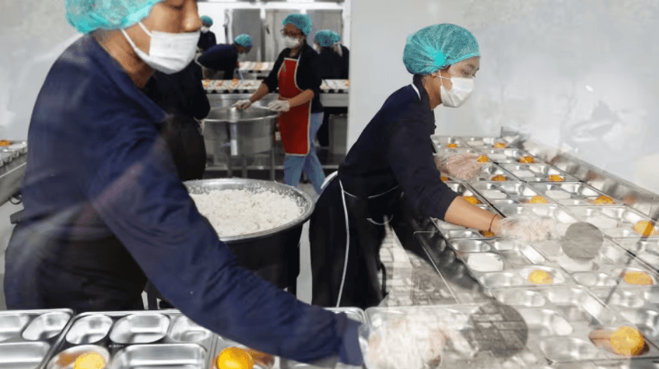 Các nhân viên chuẩn bị những suất ăn để phát miễn phí cho trẻ em và phụ nữ mang thai tại Jakarta