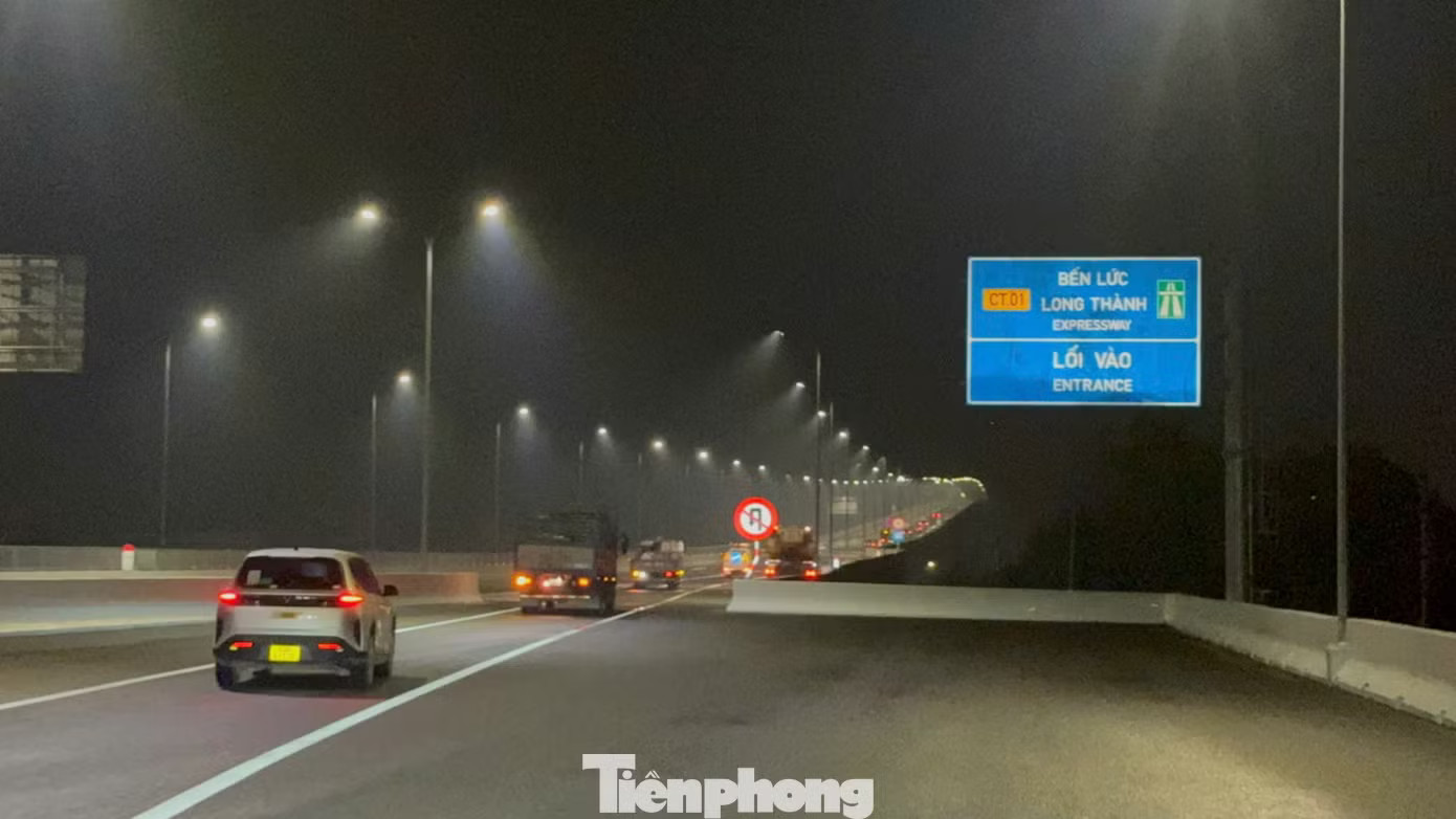 Dòng xe nối đuôi 'mở hàng' cao tốc Bến Lức - Long Thành thông toàn tuyến - Ảnh 6.
