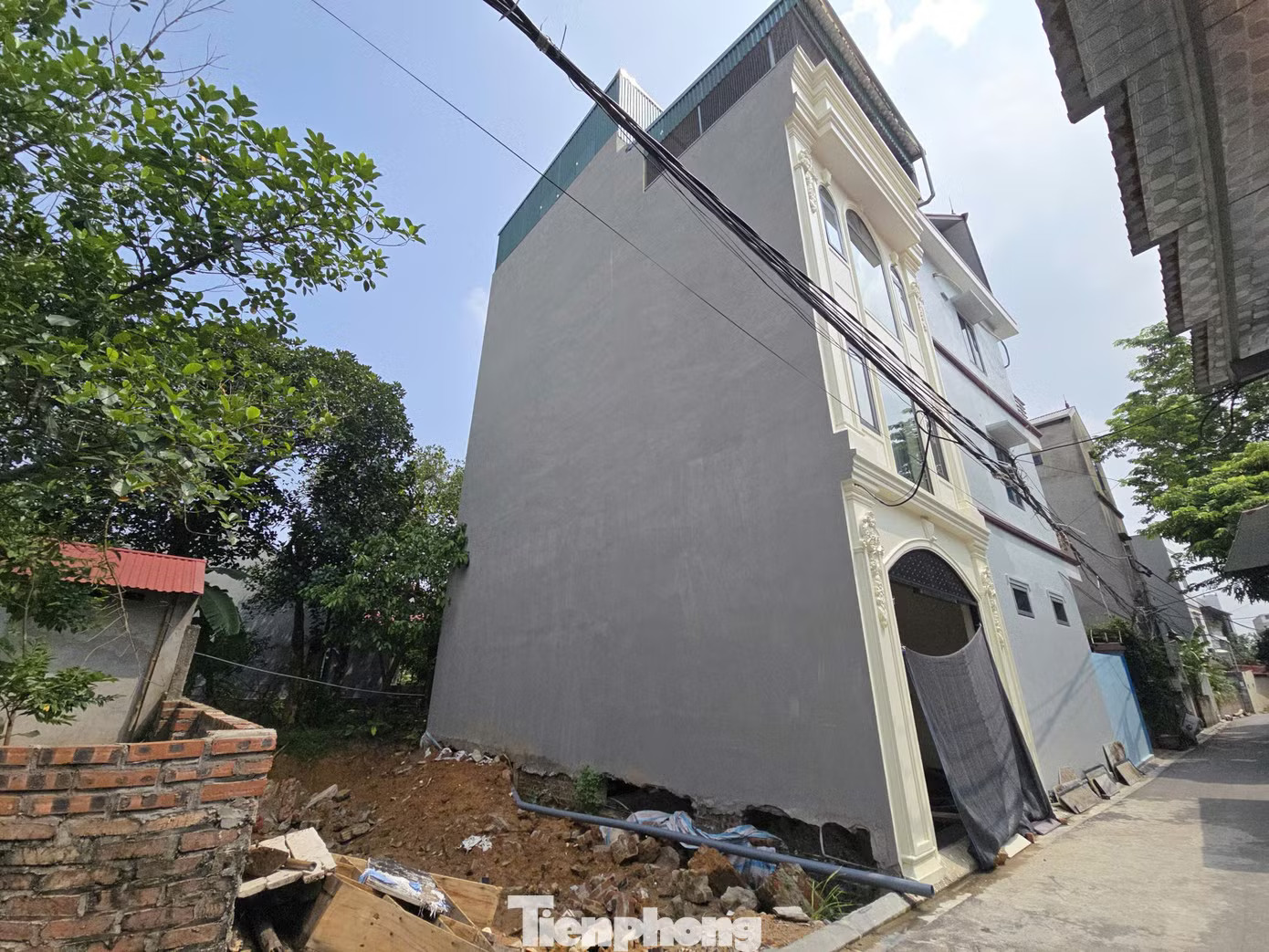 Căn nhà xây nhầm đã phá dỡ kết cấu sẵn sàng di dời sang đúng vị trí đất Xây nhầm nhà trên đất hàng xóm: Đã tháo móng, vẫn chờ thỏa thuận để 'chuyển nhà' - Ảnh 2.