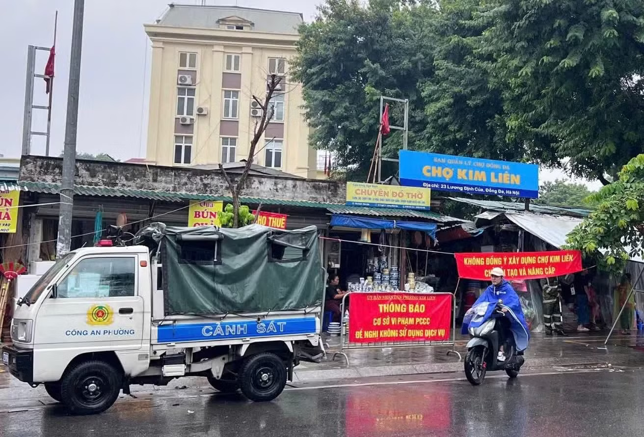 Chợ Kim Liên thời điểm trước khi bị phá dỡ 1 ngày Chủ tịch Hà Nội yêu cầu bố trí kinh doanh tạm cho 200 tiểu thương chợ Kim Liên - Ảnh 1.