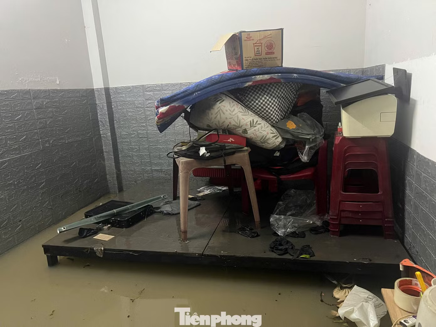 Hàng trăm nhà dân ở TPHCM ngập từ đêm đến sáng: 'Nước dâng nhanh, chỉ chưa đầy nửa giờ đã tràn vào' - Ảnh 6.