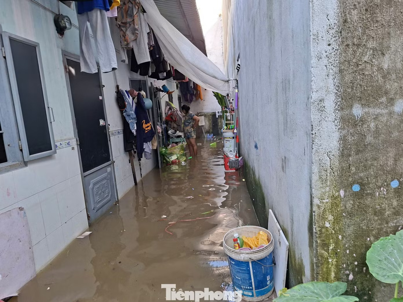Hàng trăm nhà dân ở TPHCM ngập từ đêm đến sáng: 'Nước dâng nhanh, chỉ chưa đầy nửa giờ đã tràn vào' - Ảnh 9.