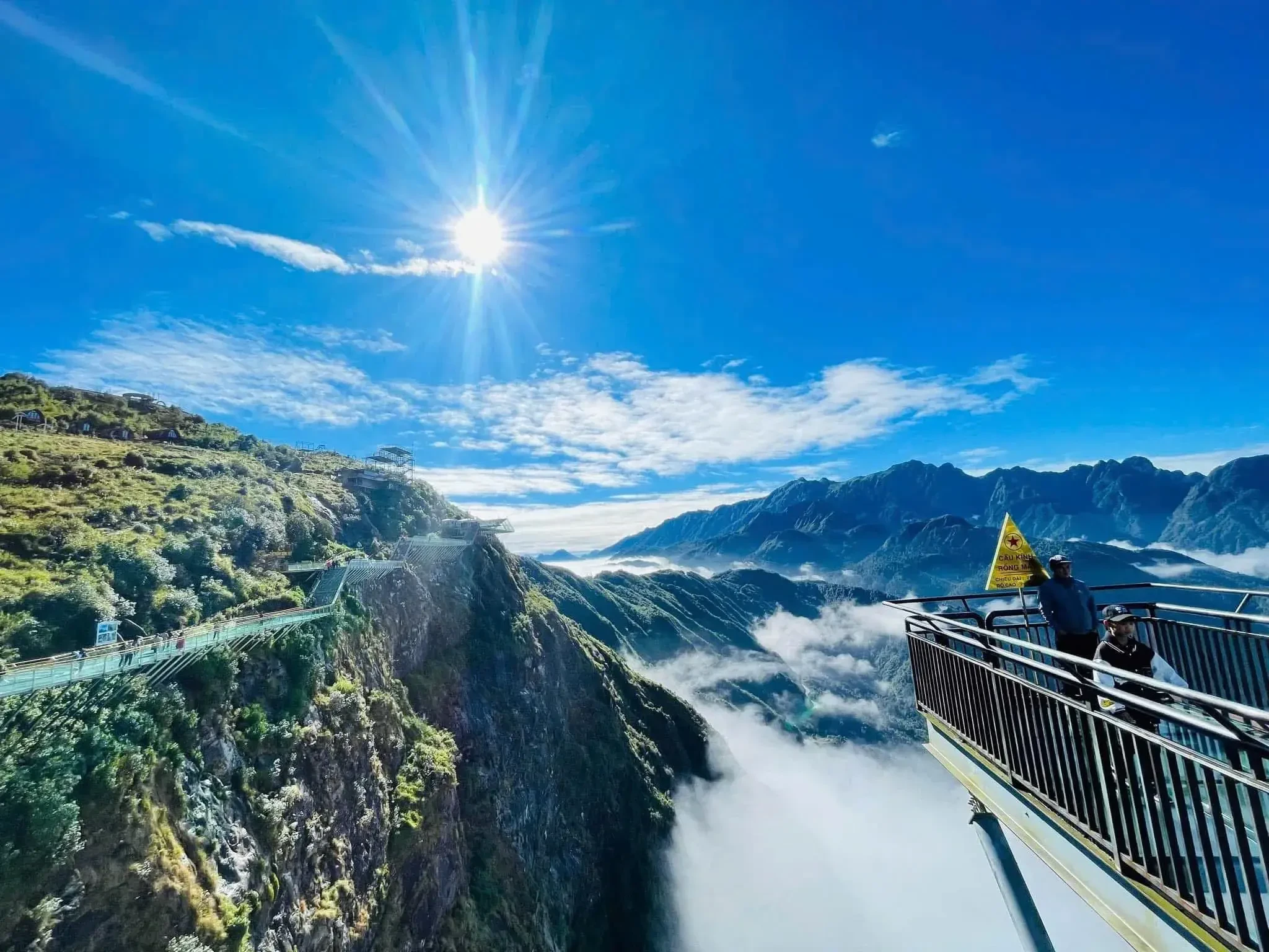 Quang cảnh hùng vĩ tại Khu du lịch Cầu kính Rồng Mây