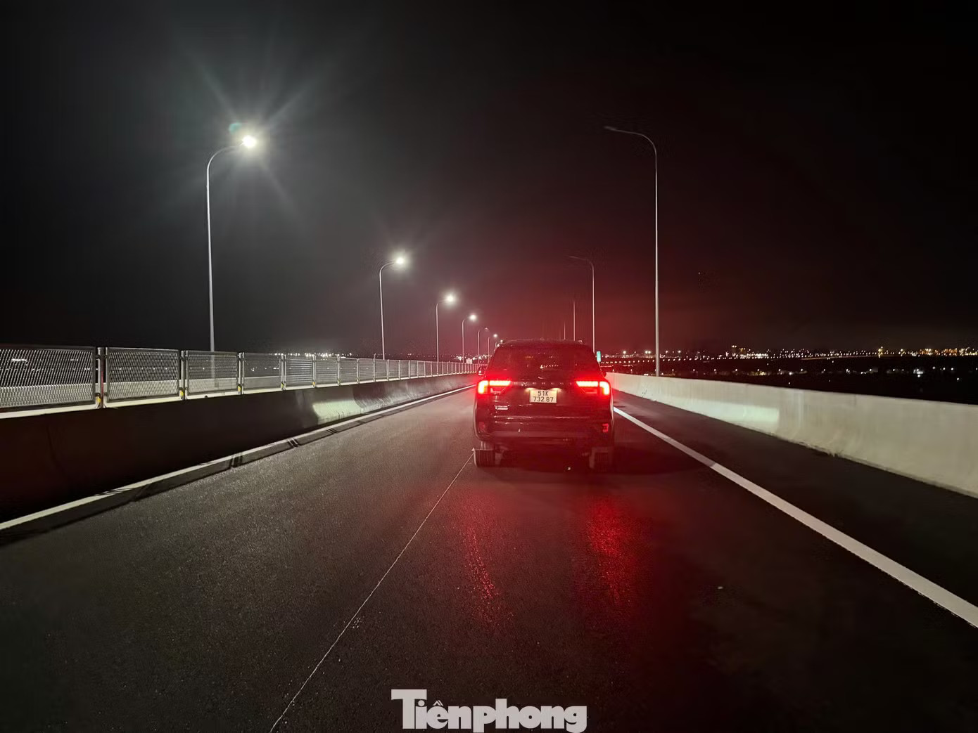 Dòng xe nối đuôi 'mở hàng' cao tốc Bến Lức - Long Thành thông toàn tuyến - Ảnh 8.