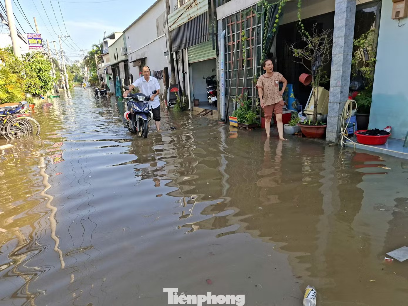 Hàng trăm nhà dân ở TPHCM ngập từ đêm đến sáng: 'Nước dâng nhanh, chỉ chưa đầy nửa giờ đã tràn vào' - Ảnh 12.