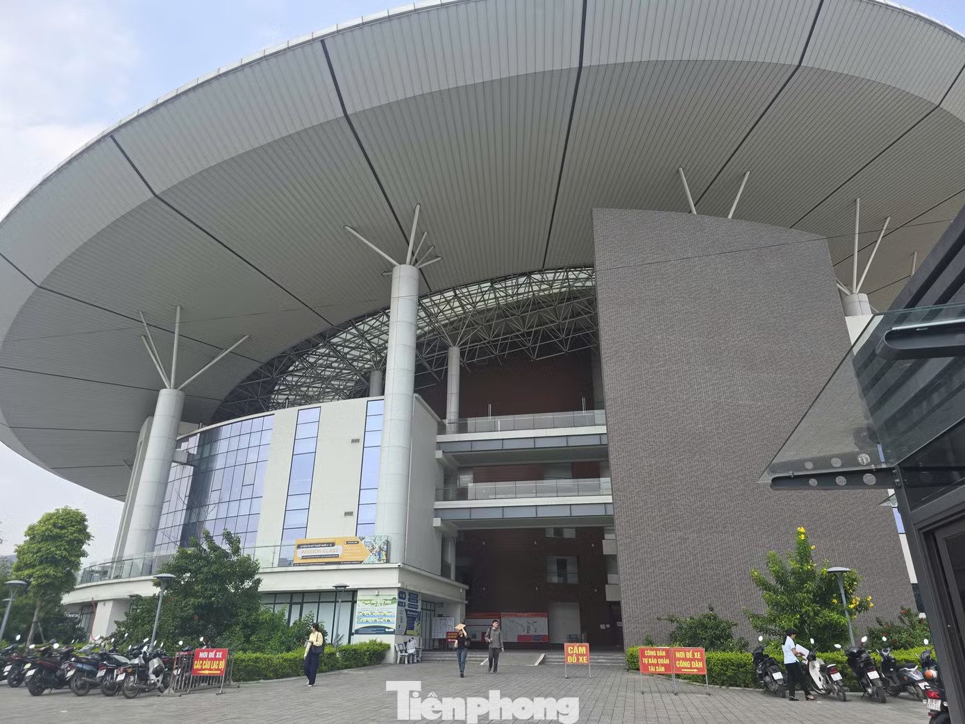 Trụ sở UBND xã Đông Anh Xây nhầm nhà trên đất hàng xóm: Đã tháo móng, vẫn chờ thỏa thuận để 'chuyển nhà' - Ảnh 1.