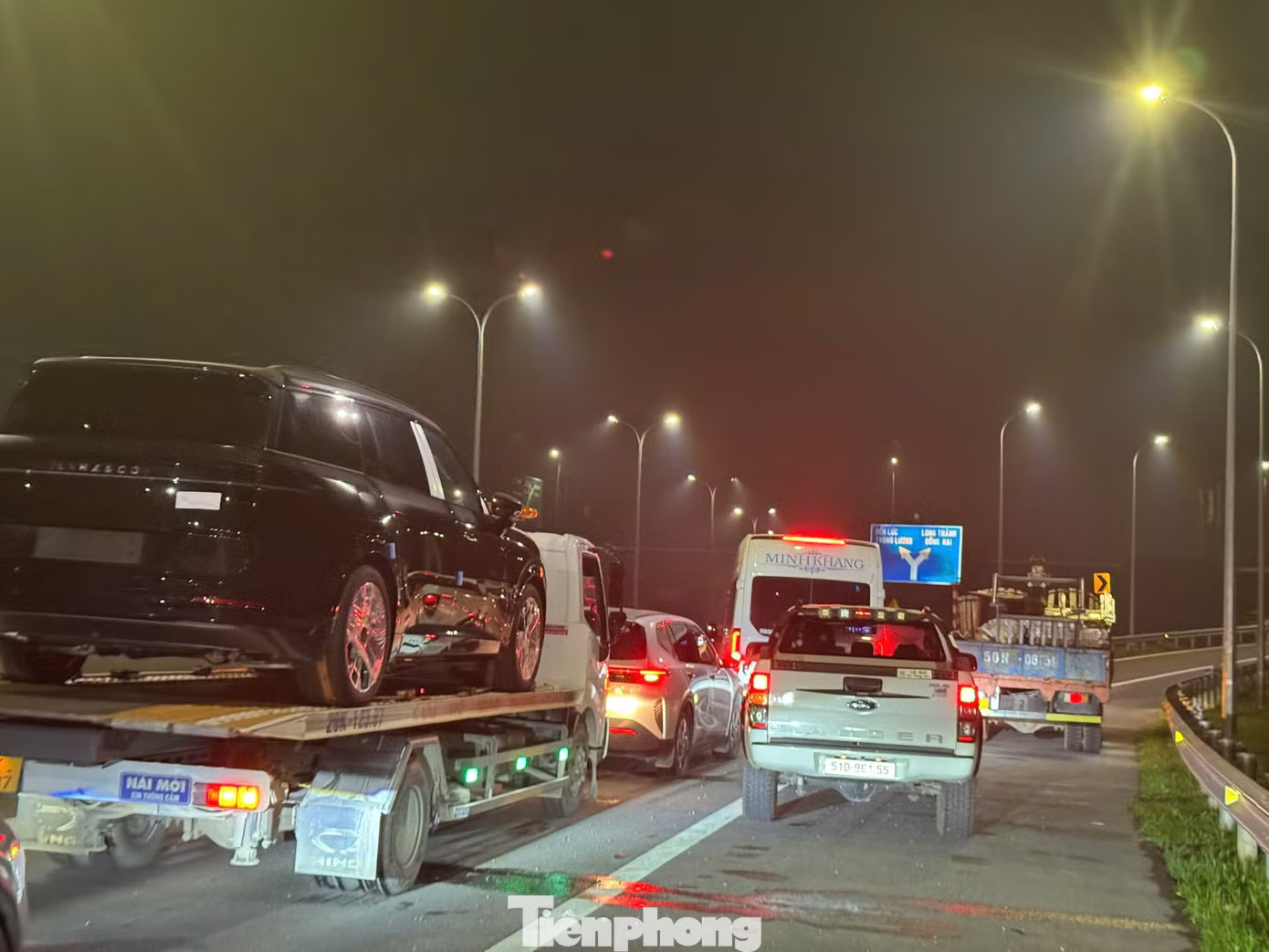 Dòng xe nối đuôi 'mở hàng' cao tốc Bến Lức - Long Thành thông toàn tuyến - Ảnh 4.