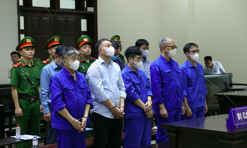 Các bị cáo đứng nghe quan điểm luận tội tại phiên tòa phúc thẩm. Bà Nguyễn Thị Kim Tiến được đề nghị giảm án đến 2 năm tù sau khi nộp thêm tiền khắc phục - Ảnh 2.