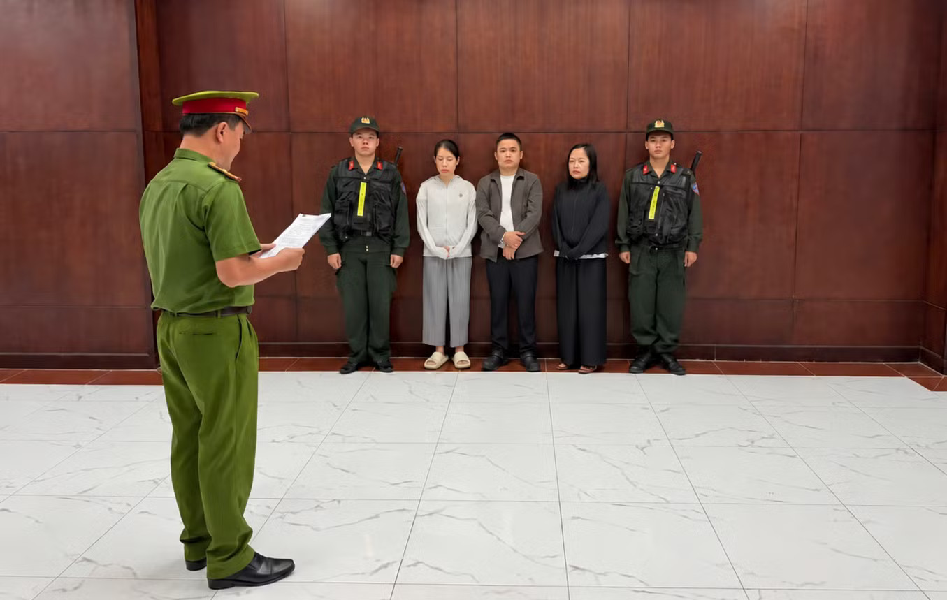 Từ trái sang Hoa, Hoàng, Hương. Vụ án Ngân 98: Khởi tố thêm 3 đối tượng - Ảnh 1.