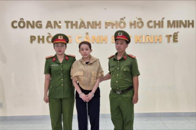 Chỉ vài ngày trước khi Ngân 98 bị bắt, doanh nghiệp đứng sau 100.000 sản phẩm chứa chất gây ung thư bất ngờ tuyên bố giải thể