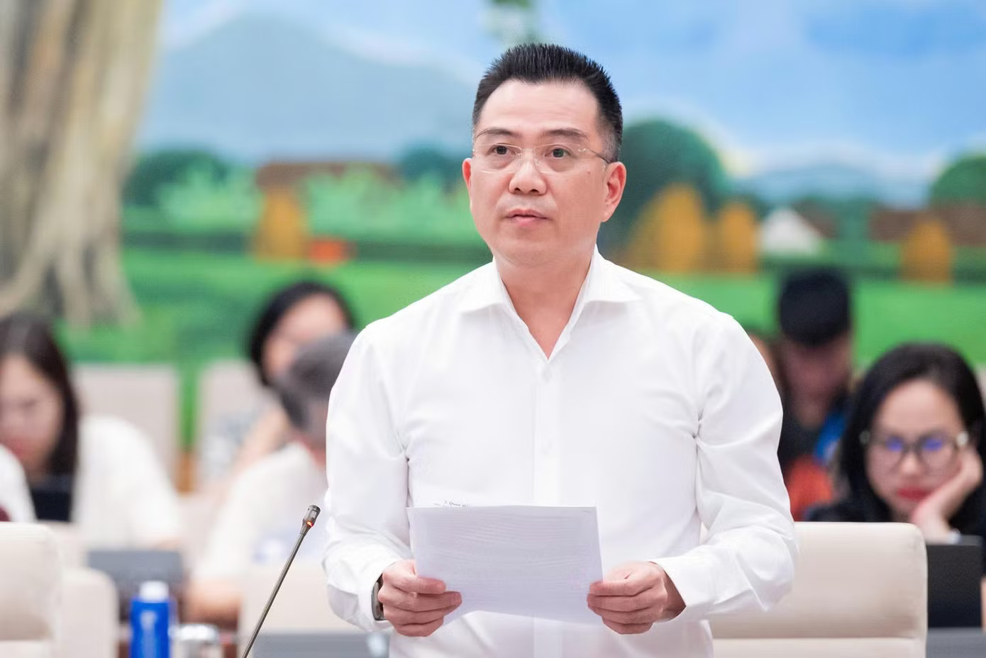 Thứ trưởng Bộ Nông nghiệp và Môi trường Đặng Ngọc Điệp tại phiên họp. (Ảnh: QH) Đề xuất bồi thường bằng đất ở, nhà ở tại chỗ cho người bị thu hồi đất - Ảnh 1.