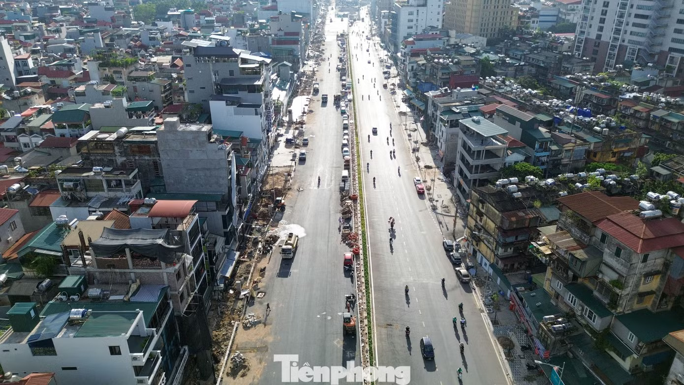 Vành đai 1 đoạn Hoàng Cầu - Voi Phục dài khoảng 2.2 km, mặt cắt ngang 50 m, tổng mức đầu tư khoảng 7.210 tỷ đồng. Tuyến nối khu vực Hoàng Cầu với nút Voi Phục, qua các trục Đê La Thành, Giảng Võ, Láng Hạ và Nguyễn Chí Thanh. Phần đường được thông xe tạm trong khi các hạng mục còn lại tiếp tục thi công. Hàng quán mở cửa trở lại trên tuyến Hoàng Cầu - Voi Phục mới - Ảnh 15.