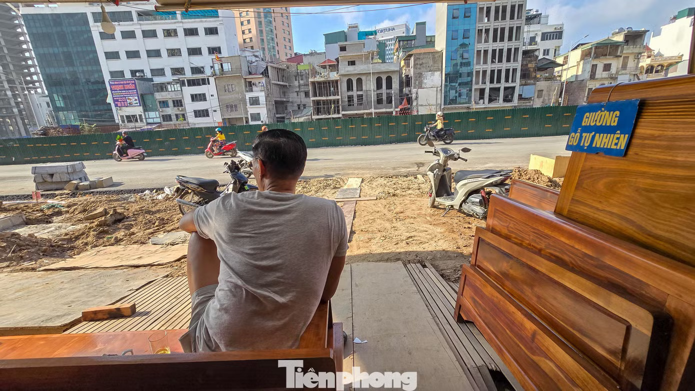 Một cửa hàng nội thất mới hoạt động trở lại vài ngày nhưng lượng vắng khách do đường vào chưa thuận tiện, chưa có điểm đỗ xe. Hàng quán mở cửa trở lại trên tuyến Hoàng Cầu - Voi Phục mới - Ảnh 8.