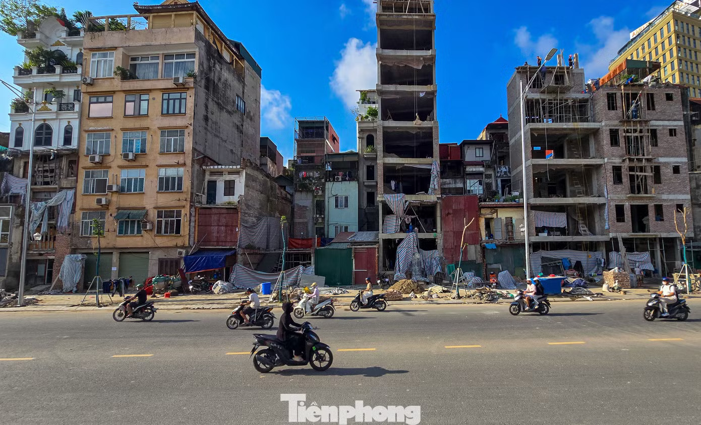 Sau giải phóng mặt bằng, diện mạo hai bên tuyến đang dần hình thành. Nhiều căn nhà có mặt tiền không đồng đều, một số hộ vẫn sửa chữa, hoàn thiện công trình. Hàng quán mở cửa trở lại trên tuyến Hoàng Cầu - Voi Phục mới - Ảnh 9.