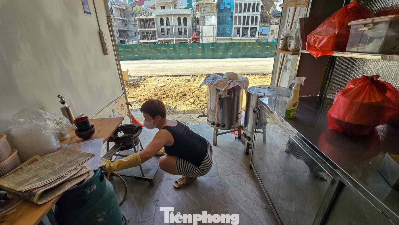 Một số hàng quán trên phố Đê La Thành bắt đầu dọn dẹp để mở cửa trở lại sau hơn ba tháng tạm nghỉ. Chủ quán cho biết thời gian thi công, bụi nhiều không có khách vào ăn nên gia đình phải tạm đóng cửa. Hàng quán mở cửa trở lại trên tuyến Hoàng Cầu - Voi Phục mới - Ảnh 5.