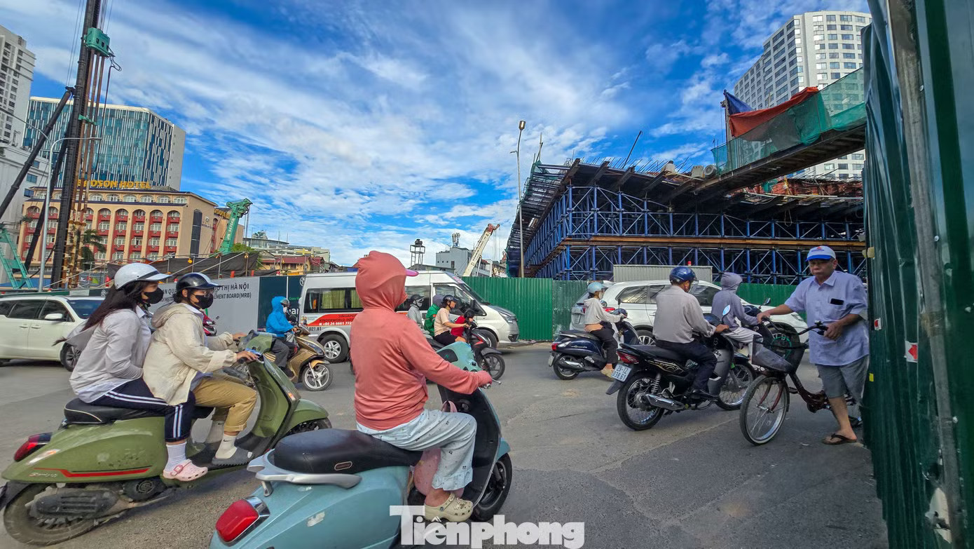 Hàng quán mở cửa trở lại trên tuyến Hoàng Cầu - Voi Phục mới - Ảnh 11.