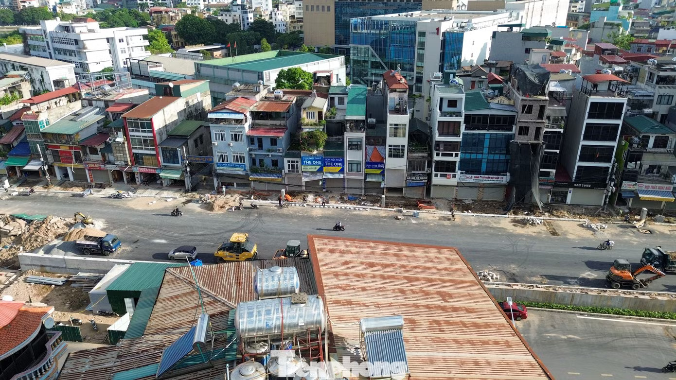 Vành đai 1 đoạn Hoàng Cầu - Voi Phục được thông xe tạm thời, tạo thêm không gian giao thông trên trục đường qua khu vực đông dân cư của Hà Nội. Nhiều hạng mục hai bên tuyến vẫn tiếp tục được hoàn thiện. Hàng quán mở cửa trở lại trên tuyến Hoàng Cầu - Voi Phục mới - Ảnh 1.