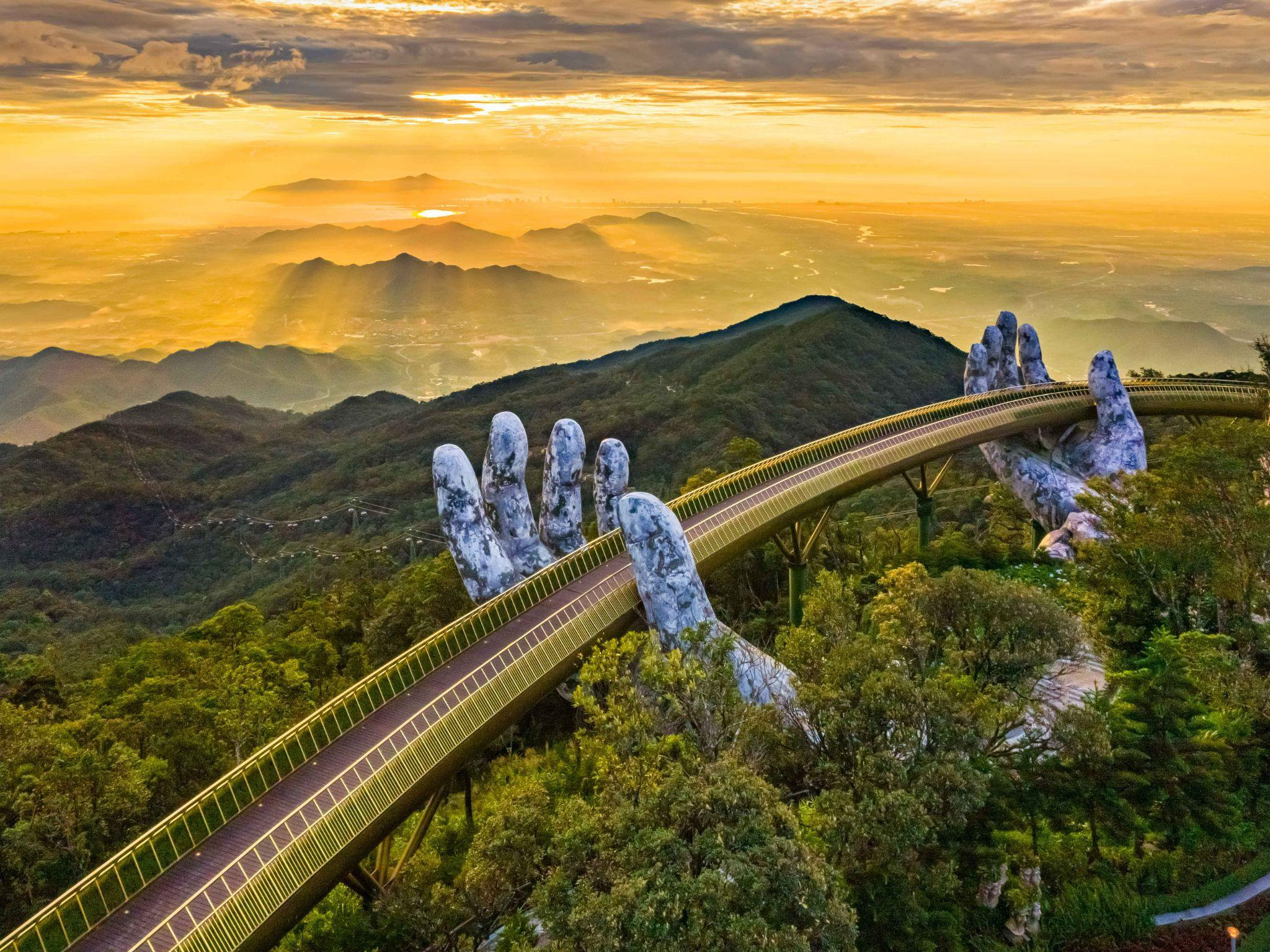 Cầu Vàng tại Sun World Ba Na Hills - một trong những biểu tượng du lịch được khách quốc tế nhắc tới nhiều nhất tại Việt Nam