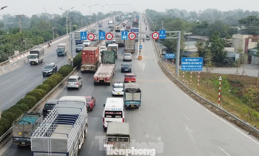 Cầu Thanh Trì được rào chắn cục bộ và hạ tốc độ để phục vụ sửa chữa kết cấu nhịp, gối cầu. Hà Nội giảm tốc độ, điều chỉnh phân làn trên cầu Thanh Trì gần 3 tháng - Ảnh 1.