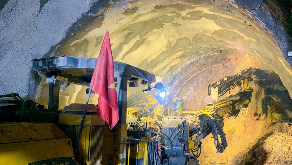 Ngay từ những ngày đầu triển khai, công trường đã phải đối mặt với điều kiện địa chất phức tạp.