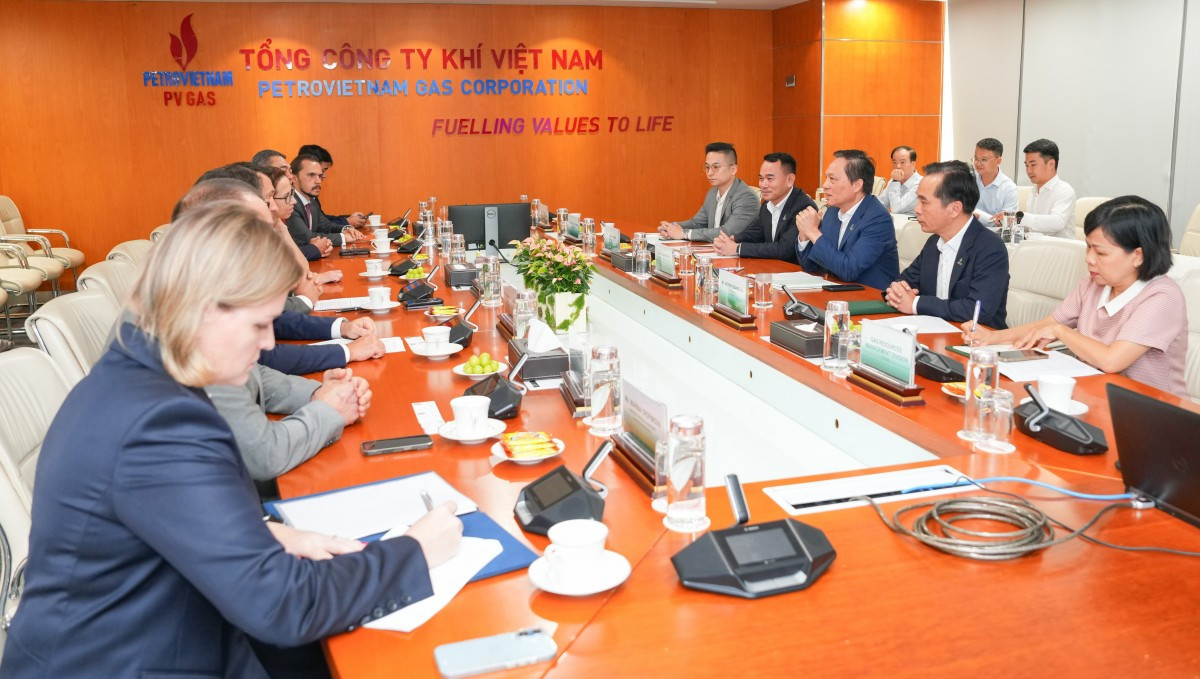 Chủ tịch HĐQT PV GAS Bùi Minh Tiến làm việc với Gazprom International.