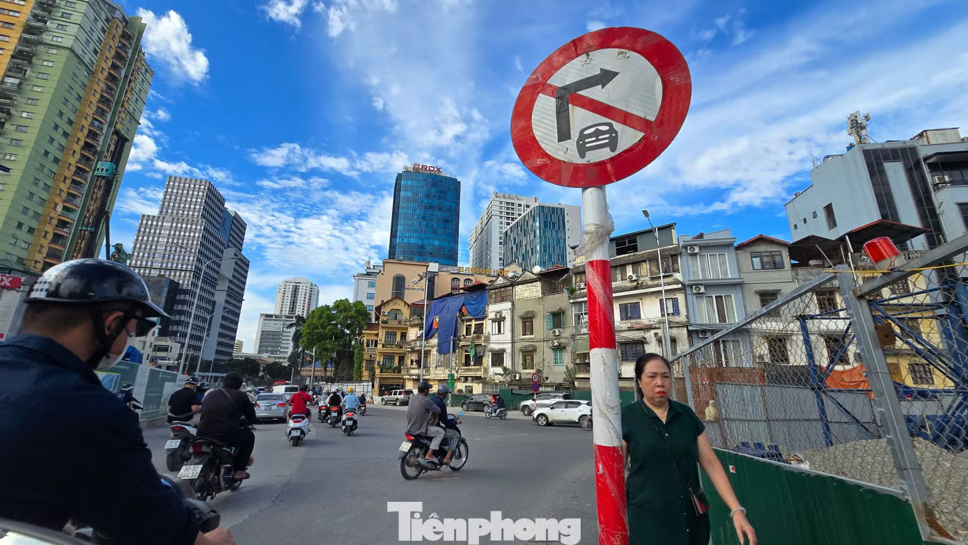 Hệ thống biển báo và hướng dẫn giao thông được bố trí dọc tuyến, người dân đang dần làm quen với hướng lưu thông và các điểm rẽ trên tuyến đường mới. Hàng quán mở cửa trở lại trên tuyến Hoàng Cầu - Voi Phục mới - Ảnh 2.