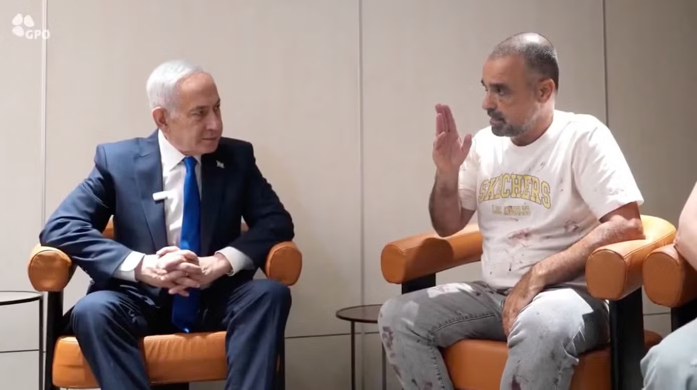 Ông Yaniv Hayun trò chuyện cùng Thủ tướng Israel Benjamin Netanyahu. (Ảnh: Reuters) Vụ máy bay Flydubai bị không tặc: Nam hành khách cứu cả chuyến bay nhờ xem TV - Ảnh 2.