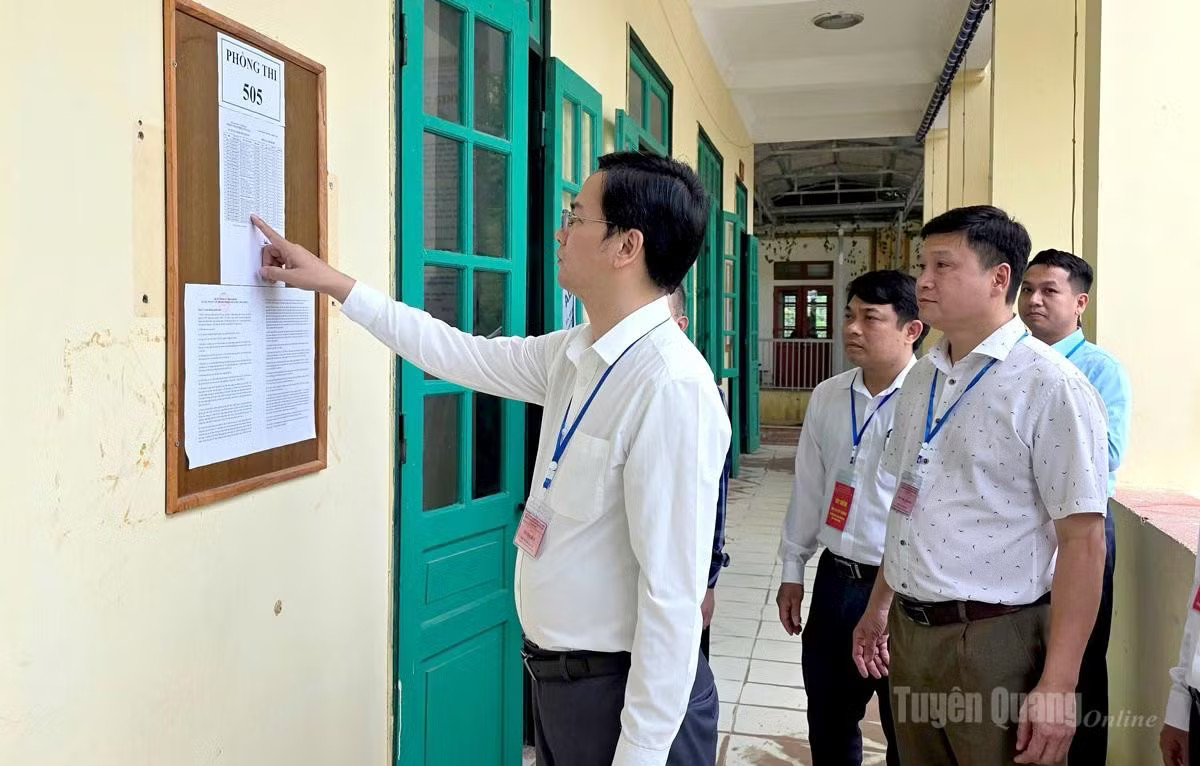 Ông Vũ Đình Hưng kiểm tra tại điểm thi Trường THPT Thái Hòa - Kỳ thi tốt nghiệp THPT 2026. Ảnh Báo Tuyên Quang. Đường thăng tiến của Giám đốc Sở GD&ĐT Tuyên Quang vừa bị khởi tố - Ảnh 3.