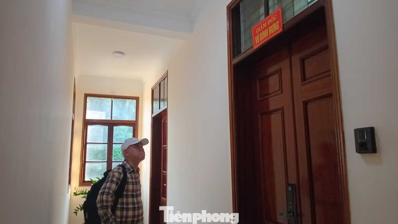 Phòng làm việc của ông Hưng vẫn còn ánh sáng đèn trong thời gian bị đình chỉ công tác. Ảnh Phú Nguyễn. Đường thăng tiến của Giám đốc Sở GD&ĐT Tuyên Quang vừa bị khởi tố - Ảnh 2.