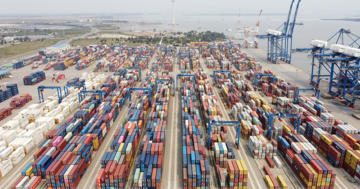 Việt Nam xuất siêu trở lại sau 9 tháng nhập siêu