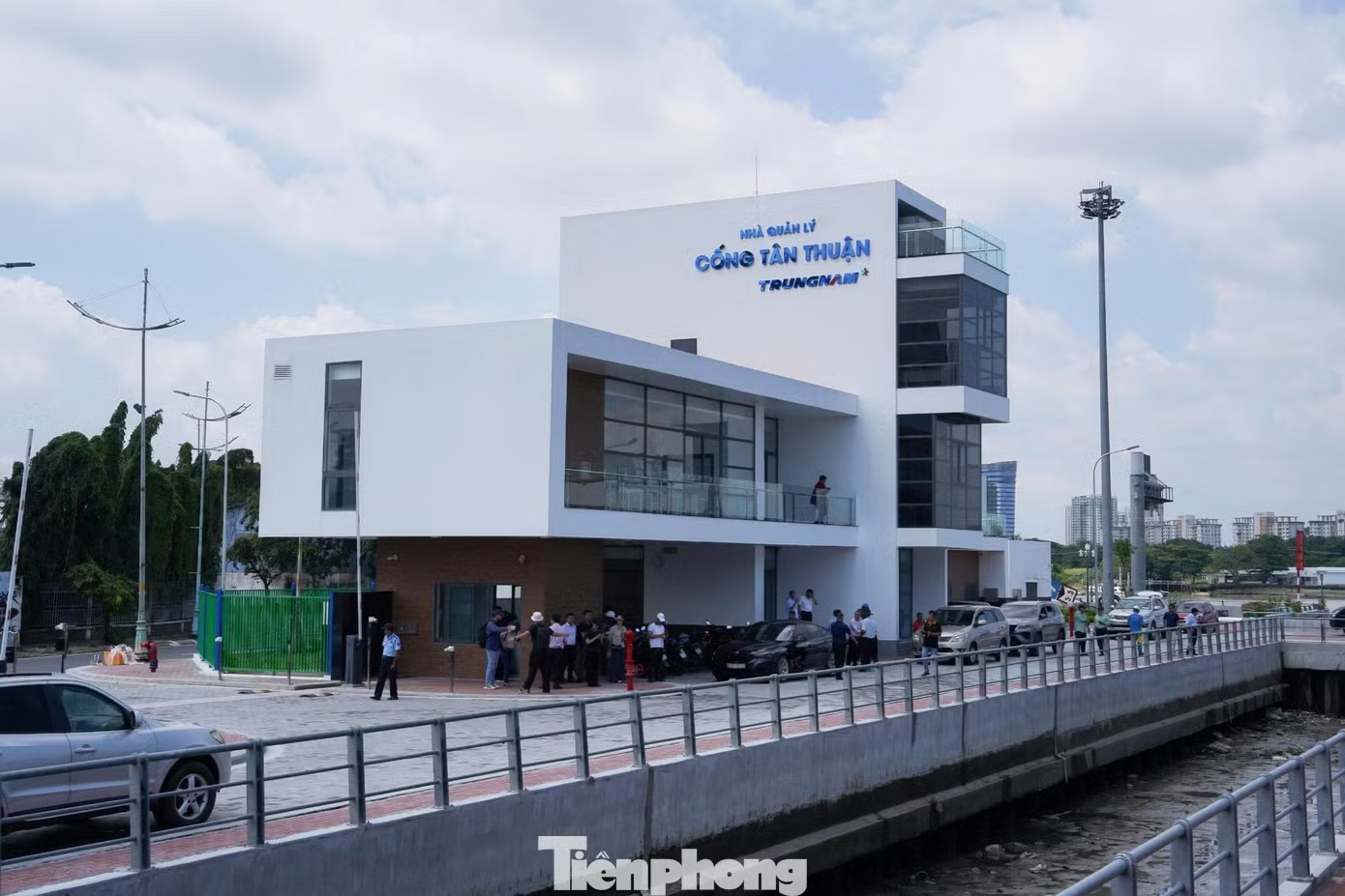 Trong đó, cống Bến Nghé đã đạt 100% tiến độ, được nghiệm thu và bàn giao. Cống Tân Thuận và Phú Xuân cùng đạt 96%, dự kiến vận hành thử trong tháng 10. Tăng tốc thi công siêu dự án chống ngập gần 10.000 tỷ đồng - Ảnh 10.