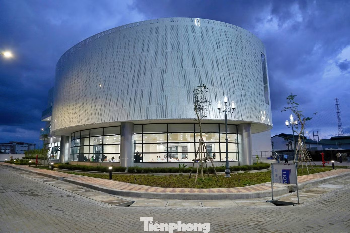 Bên ngoài, hệ thống điện, thảm đá gia cố lòng sông và đường vận hành cũng đã hoàn tất. Tăng tốc thi công siêu dự án chống ngập gần 10.000 tỷ đồng - Ảnh 14.