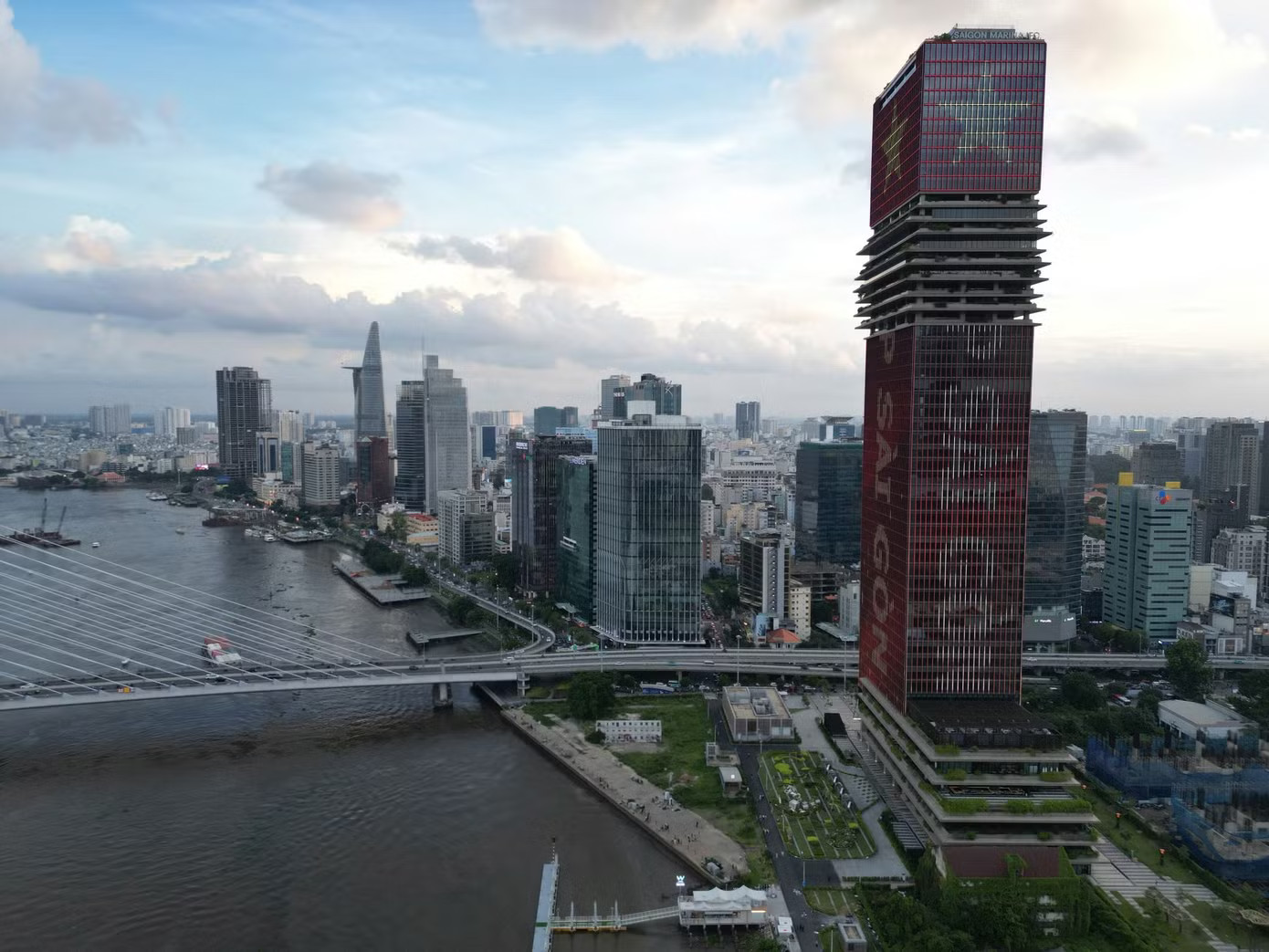 Toà tháp Saigon Marina IFC được xem là bước khởi đầu của lộ trình xây dựng Trung tâm Tài chính quốc tế TPHCM. Khu vực dịch vụ hiện là động lực chính của tăng trưởng thành phố. Kinh tế TPHCM tăng trưởng cao nhất 10 năm qua - Ảnh 1.